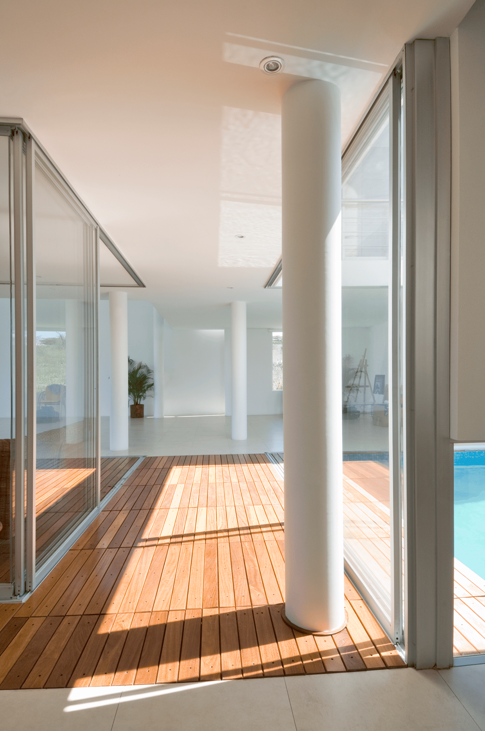 Casa Va - Detalle de Deck de Madera y Columnas