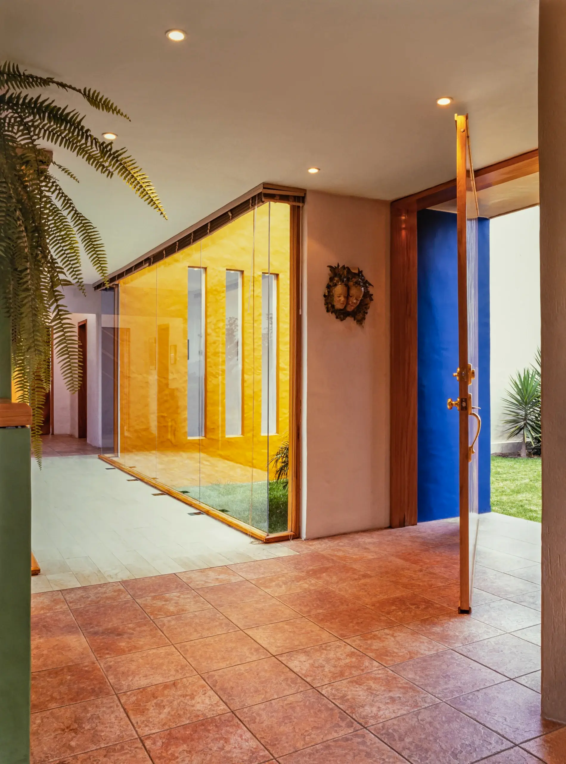 Casa Vo - Detalle Interior y Puerta Pivotante